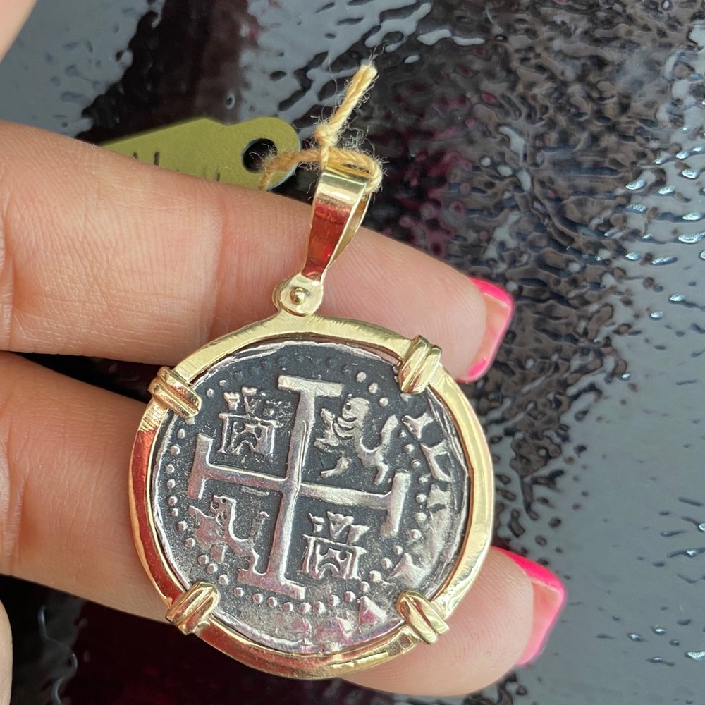 Atocha shipwreck Coin Pendant in 14Kt gold bezel - Picture 3 of 8